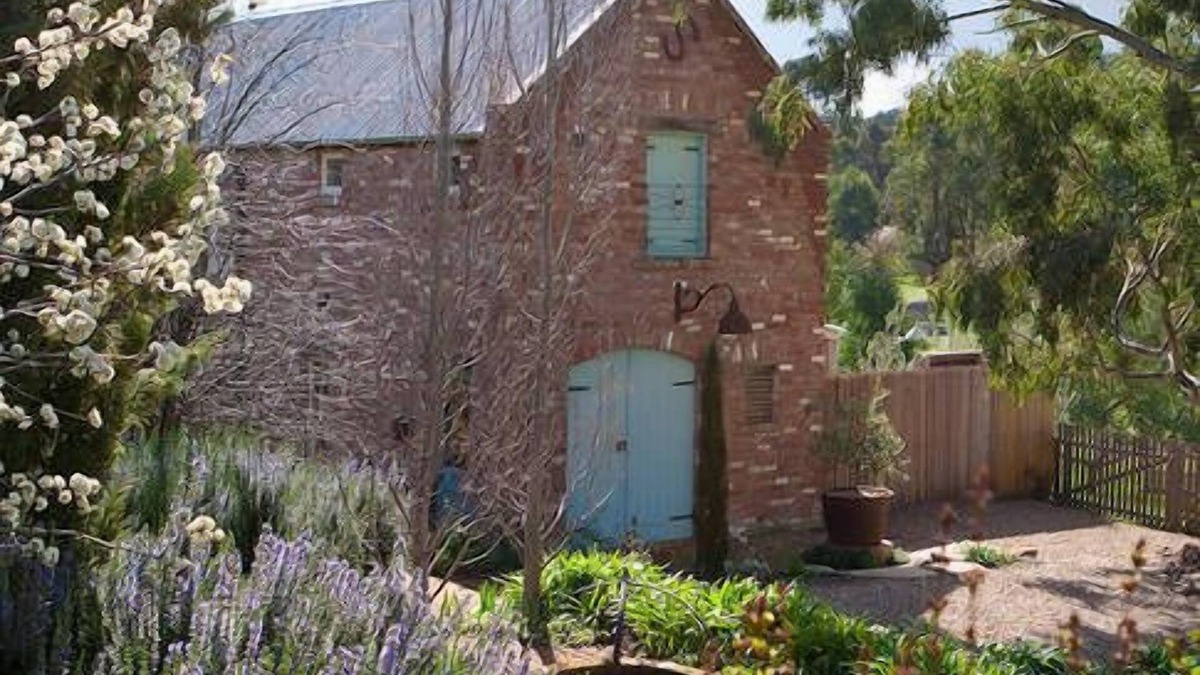 Chewton House | Red Brick Barn - located at Castlemaine