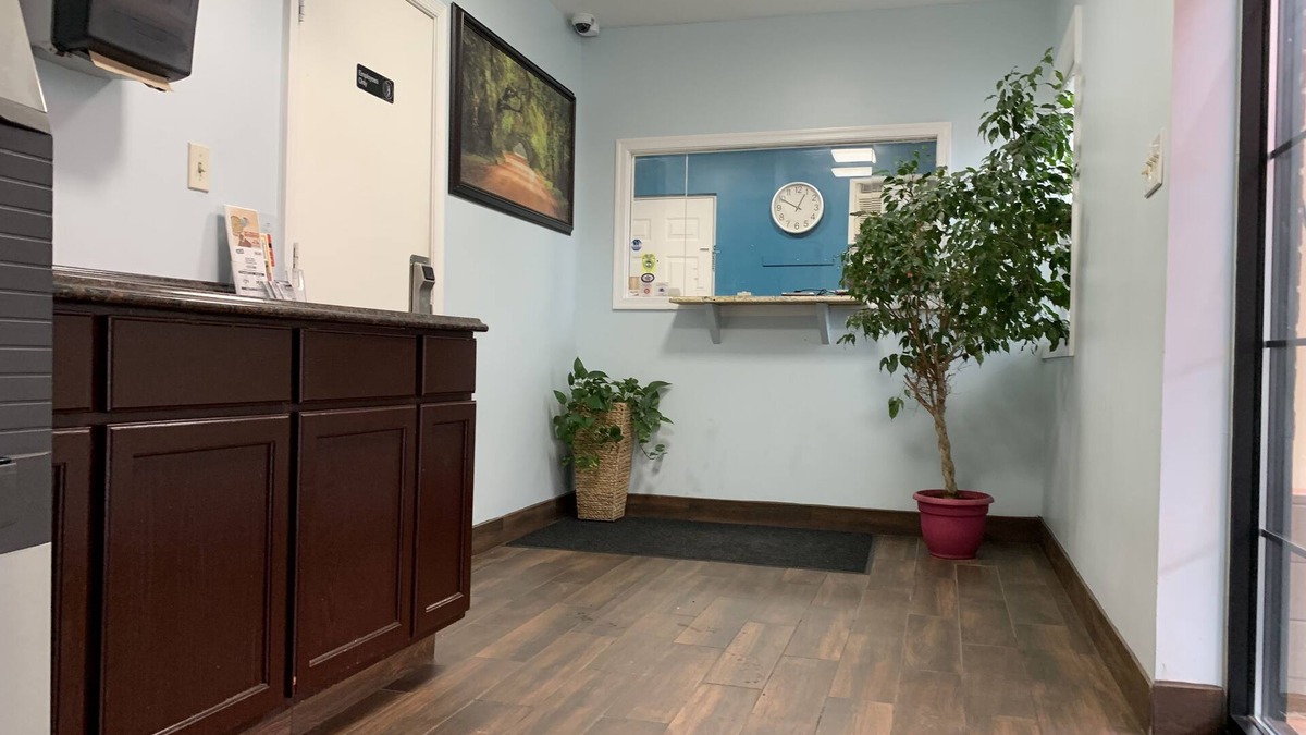 Norristown Hotel | Red Carpet Inn