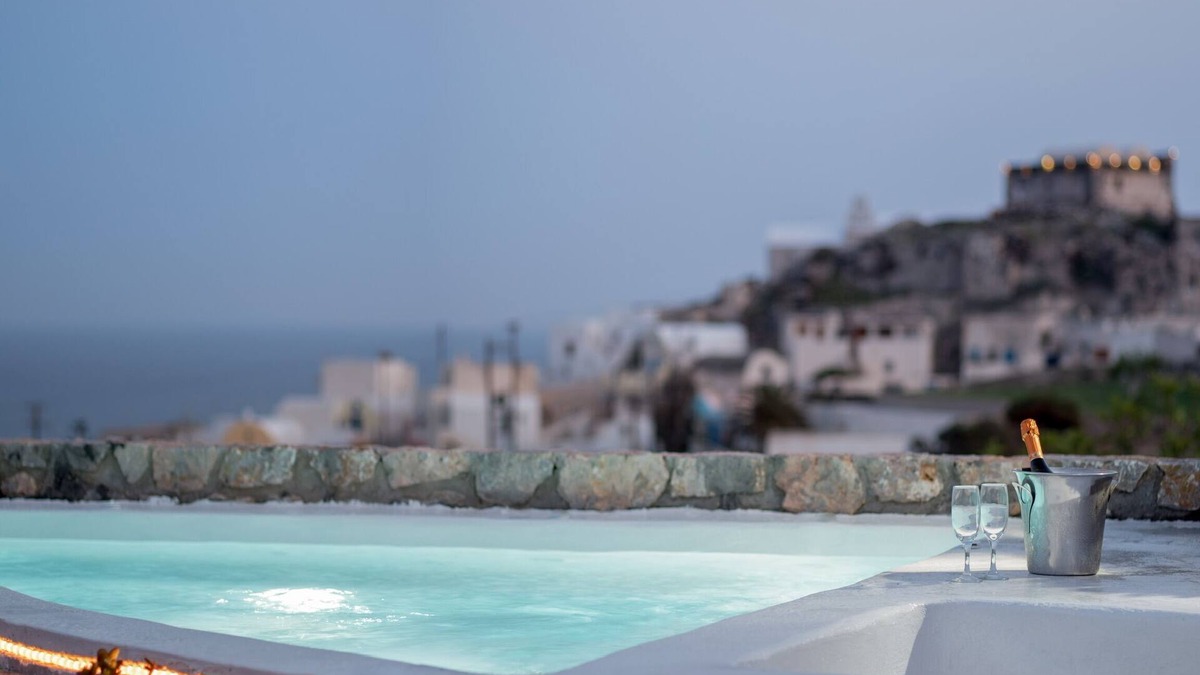 Akrotiri Villa | Red Cliff Santorini Villa - Volcano View & Jacuzzi