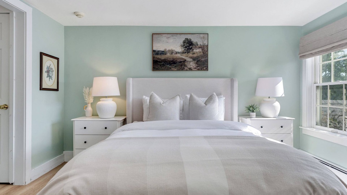 Mendon Apartment | Red Clover Inn: Queen Suite near Killington