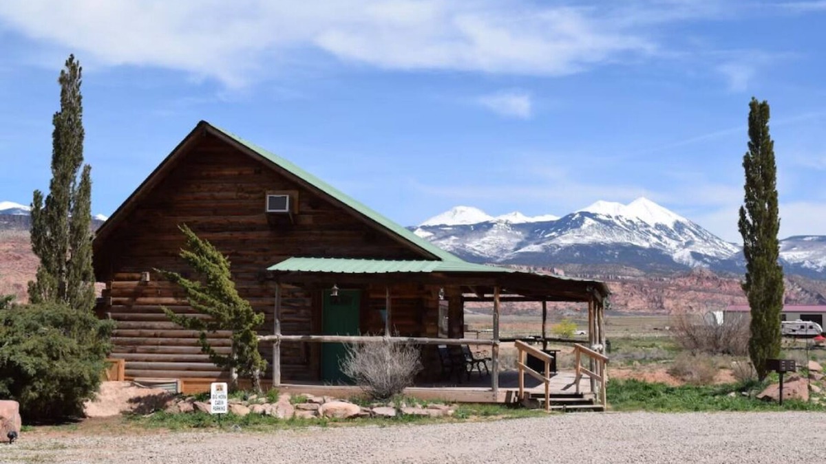 Moab South Valley Cabin | Red Desert's Big Horn Log Cabin, close to Arches and Canyonlands National Parks.