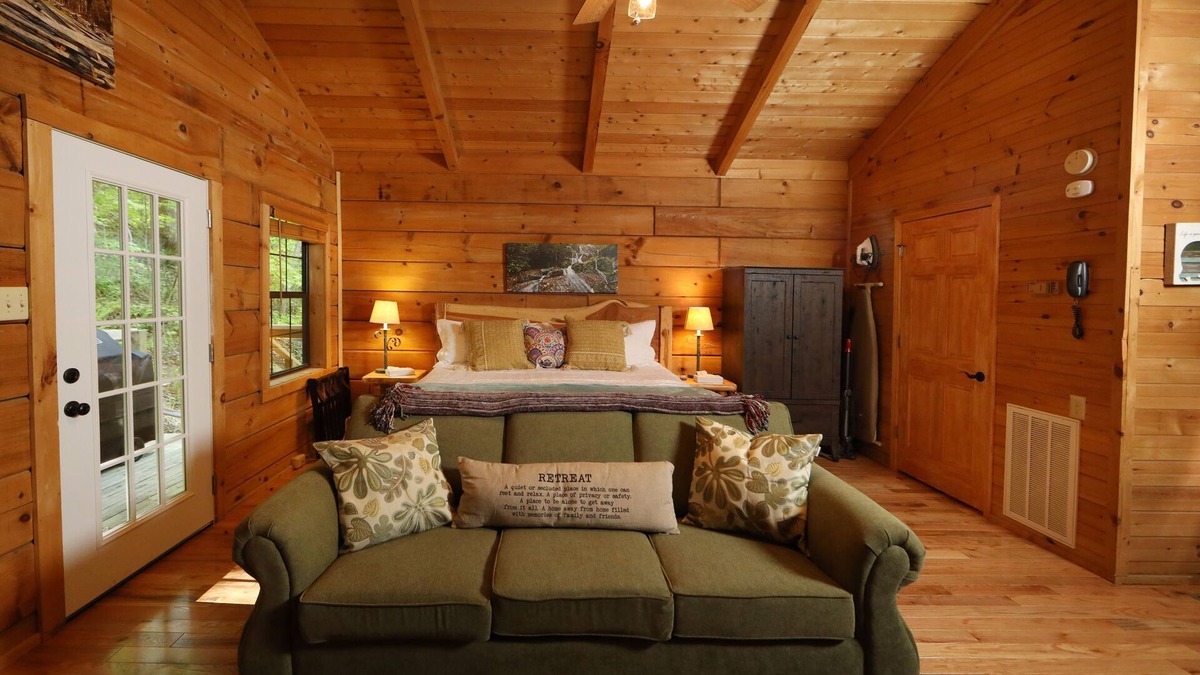 Townsend Cabin | Red Door cabin- romantic getaway near Great Smoky Mountains National Park