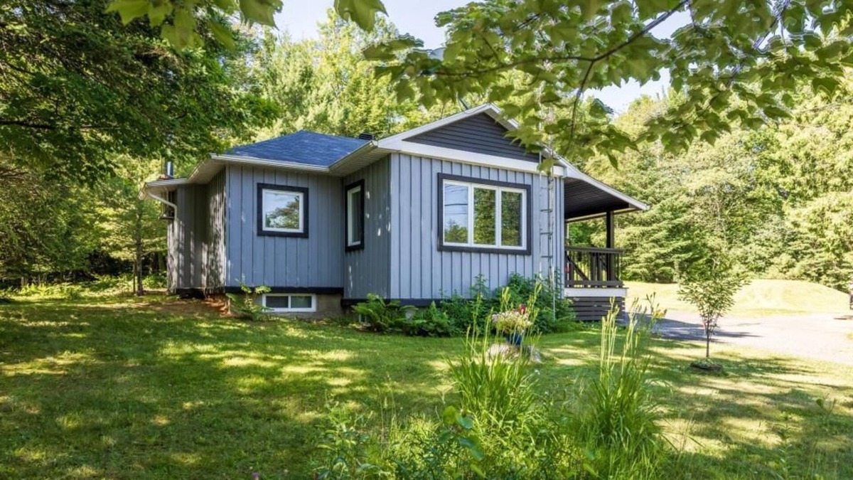 Bolton-Ouest Cottage | Red Door Cottage