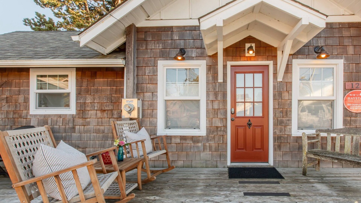 Downtown Cannon Beach House | Red Door Summary: Red