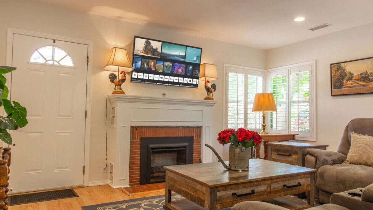 Camarillo Other | Red Farmhouse @ Avo Acres | Unique | Quiet | AC