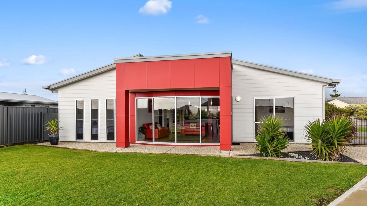 Port Macdonnell House | RED FIN part of BLUE FIN HOLIDAY HOMES - PET FRIENDLY & FREE WI-FI