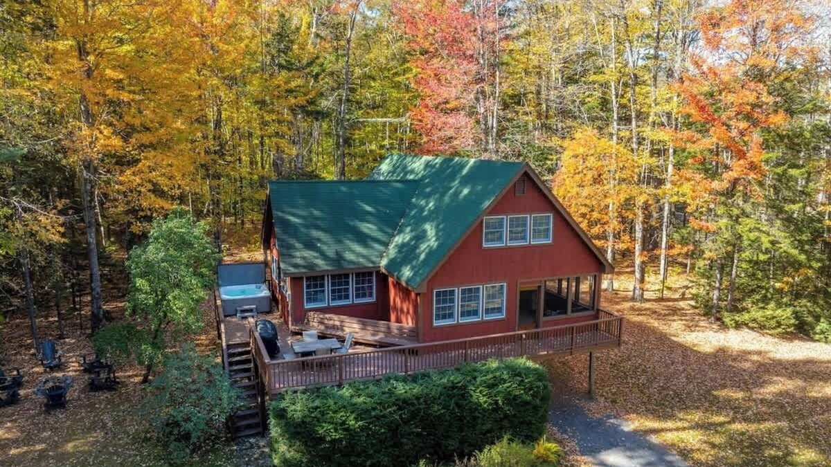 Wardsboro House | Red Hemlock Retreat | Hot Tub & Close To Mountains