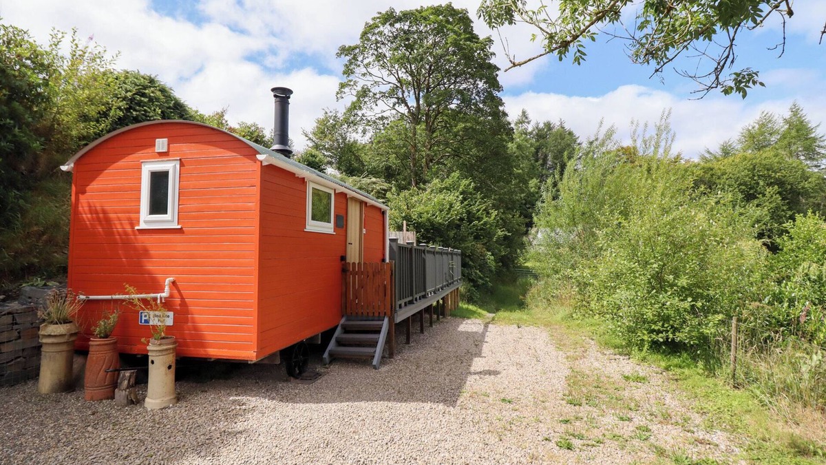 Oswestry Cottage | RED KITE AT WILD VALLEY HUTS, pet friendly in Llanrhaeadr-Ym-Mochnant