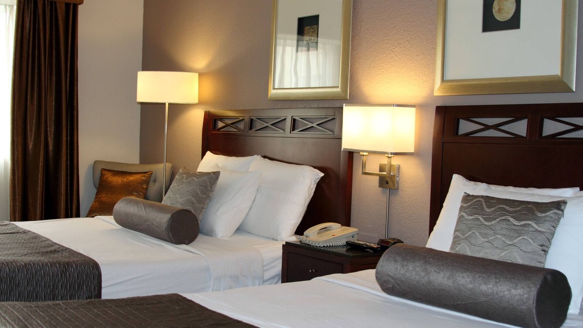 Saanich Hotel | Red Lion Inn and Suites