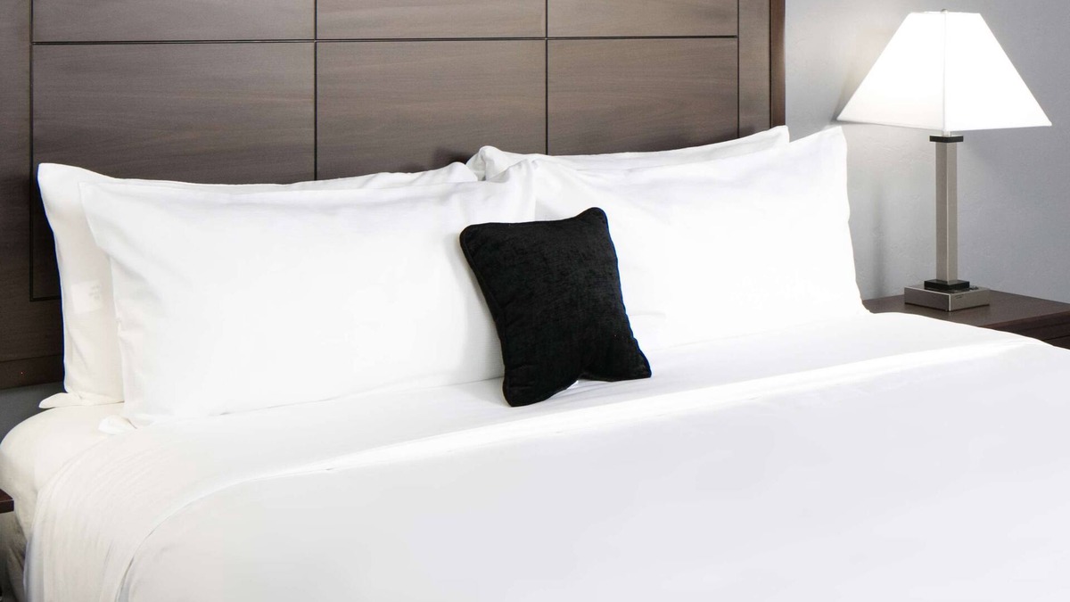 Northwest Everett Hotel | Red Lion Inn & Suites Everett