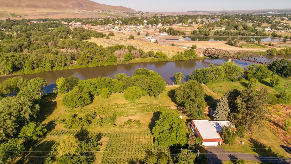 Benton City House | Red Mountain Villa: a riverfront property in Washington State wine country.