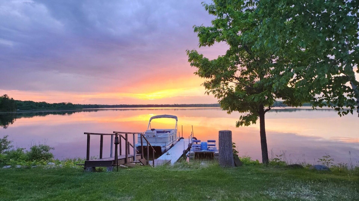 Longville House | Red Oak Lodge Family-friendly fishing paradise!