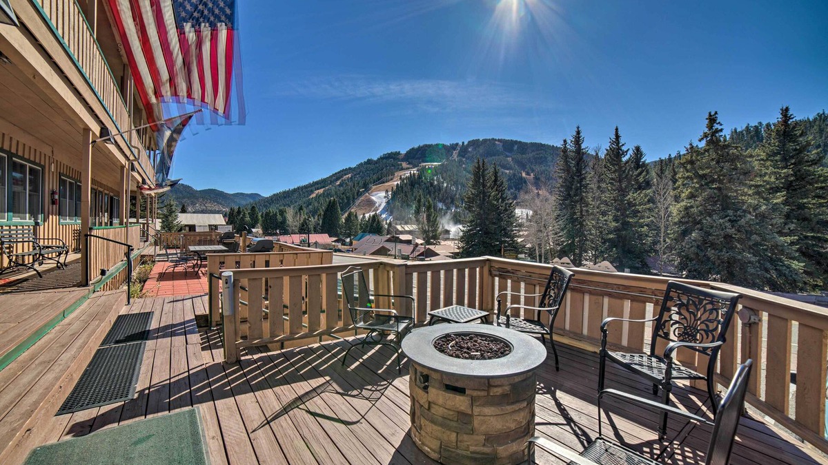 Red River Condo | Red River Condo w/Fire Pit: 1/2 Mi to Slopes!