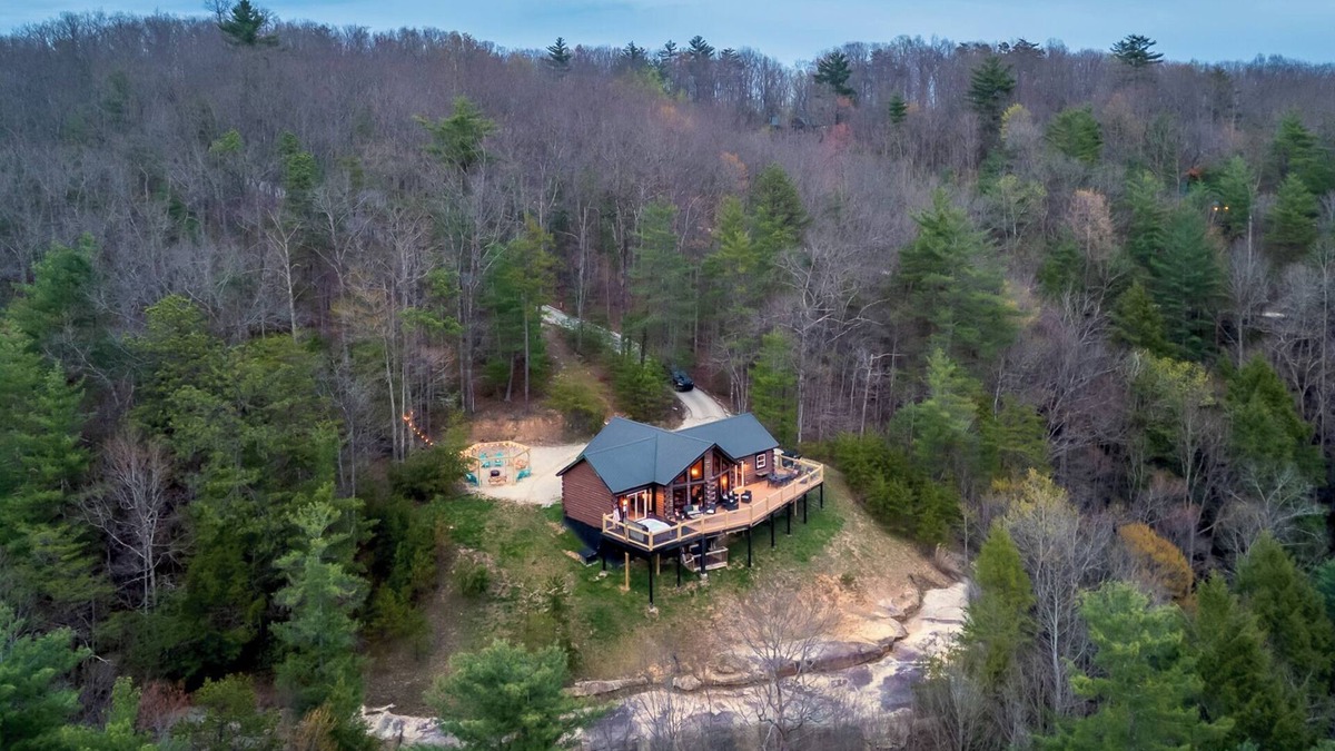 Primrose Cabin | Red River Gorge Cabin with Hot Tub~AMAZING VIEW~Pool Table~Perfect for groups