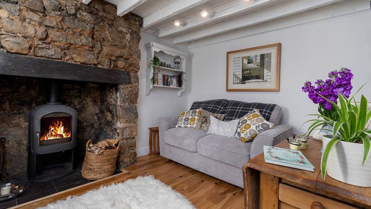 Brynsiencyn Cottage | Red Robin Cottage - One Bedroom Cottage, Sleeps 2