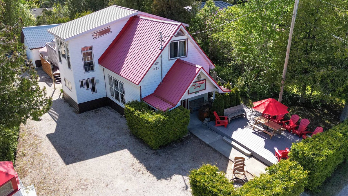 Tobermory House | Red Roof Cottage-Sleeps 22 | 5 Mins to Downtown Tobermory!