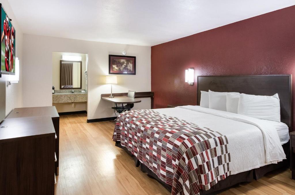 Commerce Hotel | Red Roof Inn & Suites Commerce - Athens