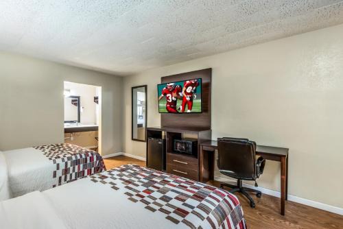 Wapakoneta Hotel | Red Roof Inn & Suites Wapakoneta