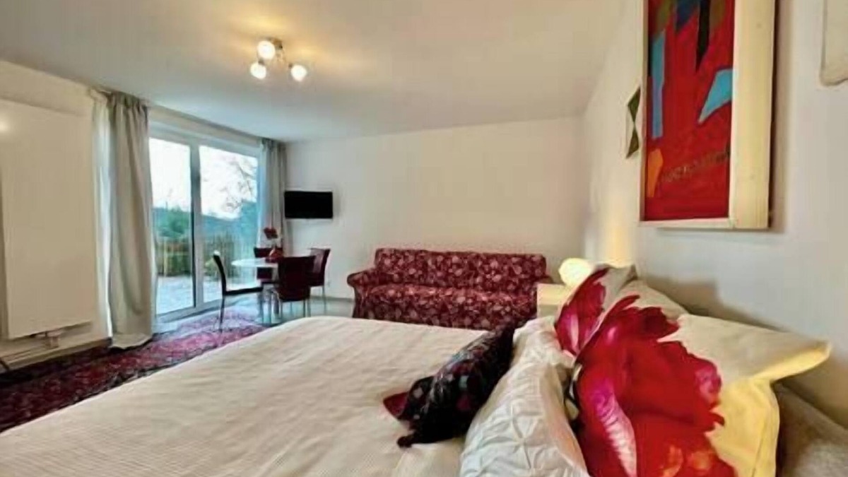 Eddigehausen Apartment | 🌹Red Rose – A Symbol of Timeless Beauty🌹