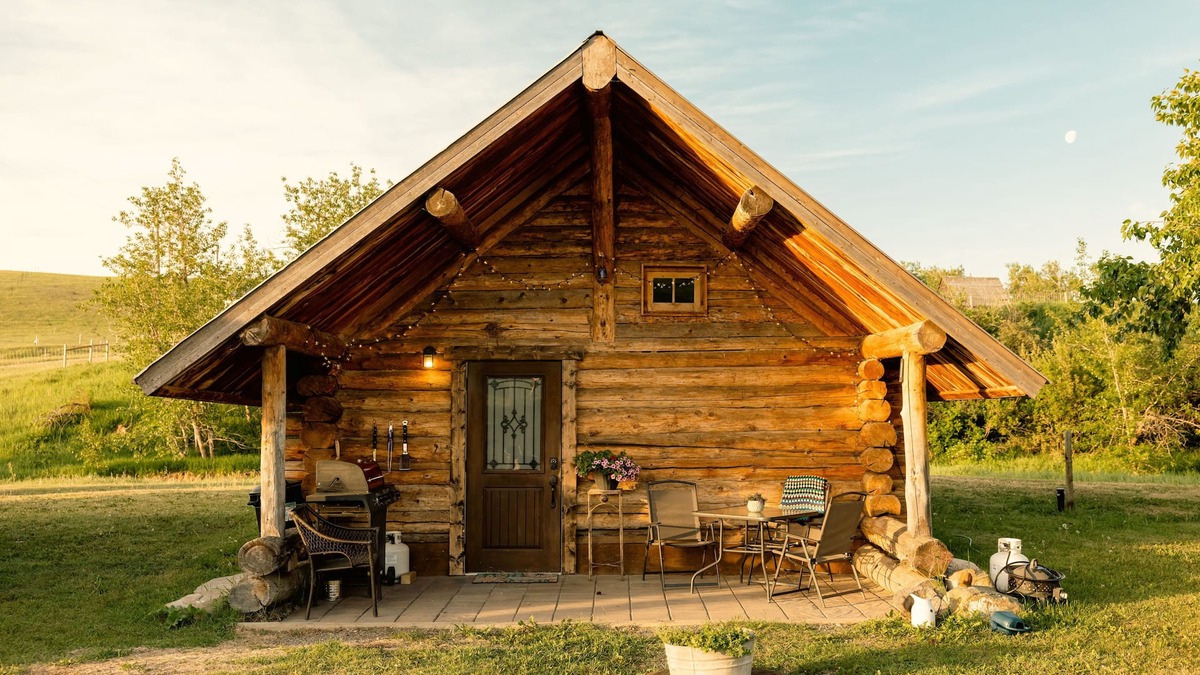 Pincher Creek Cabin | Red's Cabin- Your cosy farm getaway 5 minutes from Pincher Creek
