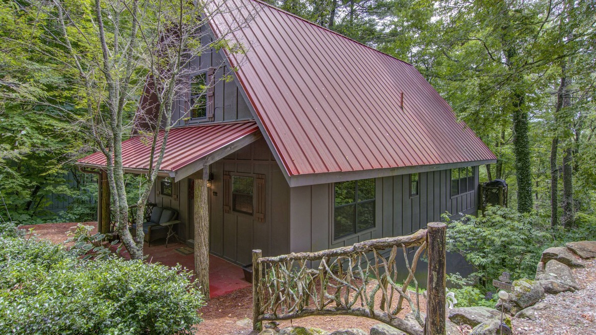 Mirror Lake Cabin | Red Top Treehouse Cabin in Mirror Lake and minutes to downtown-Dog Friendly!