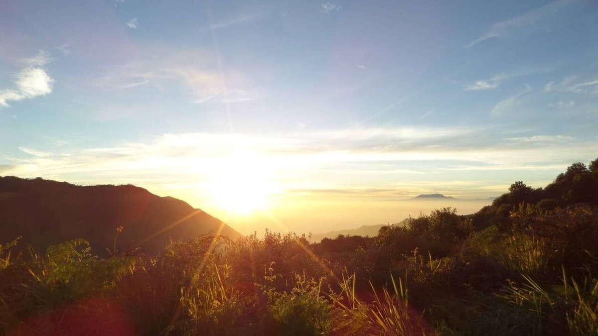 Ngadisari Bed & Breakfast | Red Twin Bedroom near active volcano Bromo