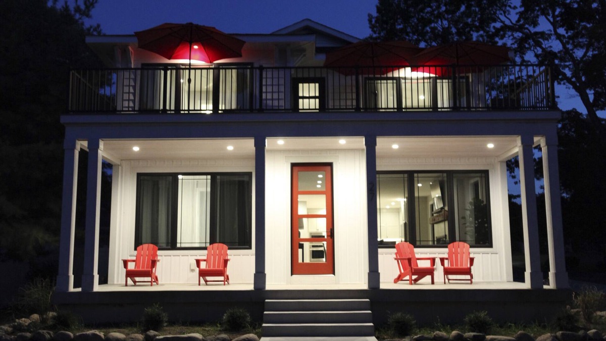 Douglas House | REDBUD HOLIDAY HOUSE: Spacious, Modern Home–Sleeps 14 Plus Incredibly Walkable!