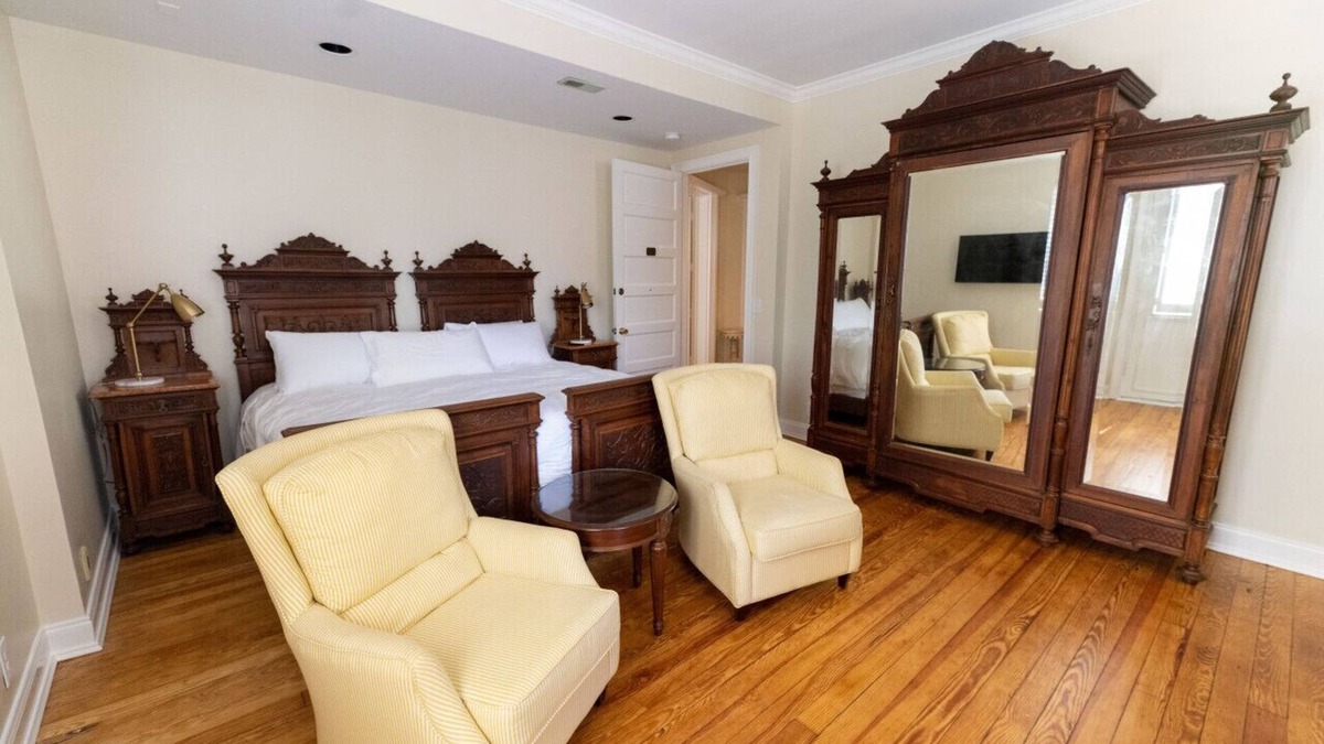 Edenton Bed & Breakfast | Redbud Room - Granville Queen Inn, Downtown Historic Edenton