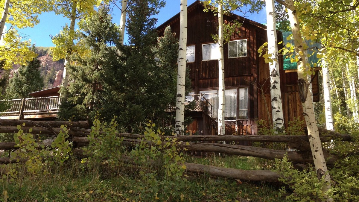 Dolores House | RedCliff Lodge w/hiking trails,specular fall colors, mtn views & great fishing!