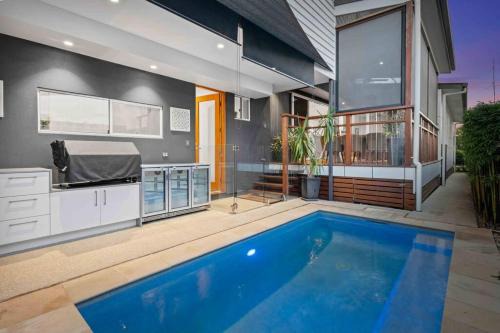 Redcliffe House | Redcliffe CBD Family Beach House