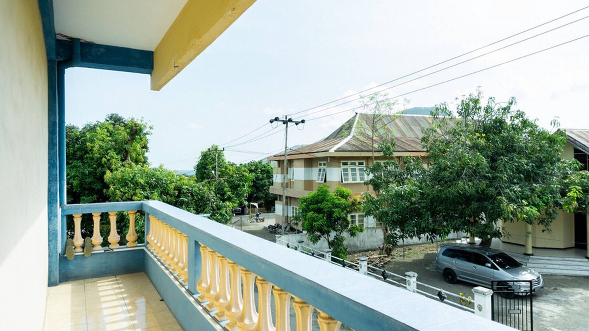 Ende House | RedDoorz near H. Hasan Aroeboesman Airport