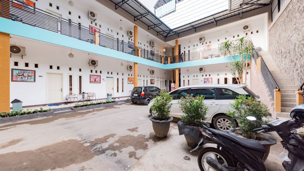 North Cirebon Hotel | RedDoorz Near Kejaksan Station Cirebon