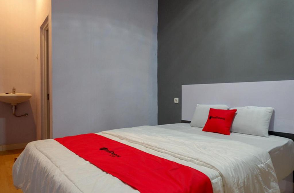 Batang Hotel | RedDoorz near Pasar Batang