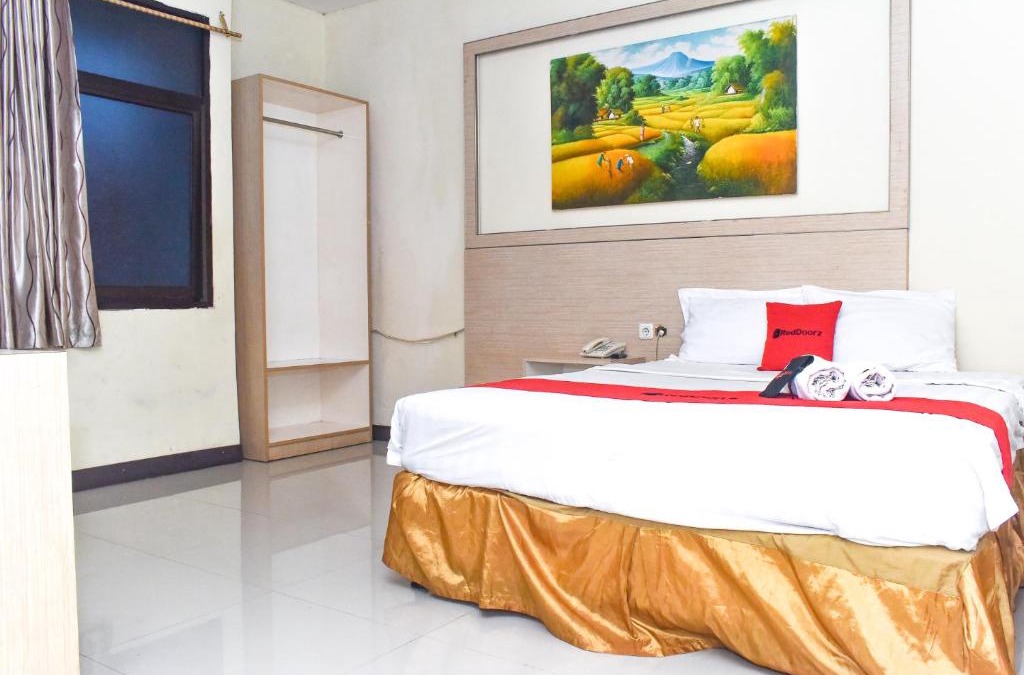 Biringkanya Hotel | RedDoorz Plus near Sultan Hasanuddin Airport