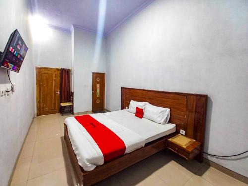Nganjuk Hotel | RedDoorz Plus Syariah at Umyas Hotel near Terminal Anjuk Ladang Nganjuk