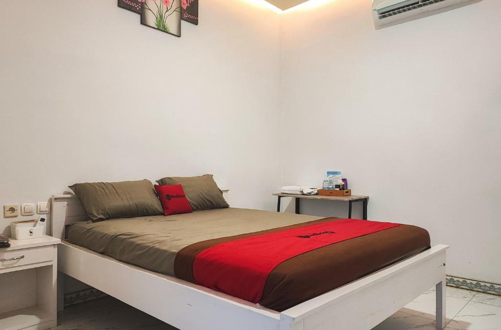 Sarolangun Hotel | RedDoorz Syariah at Naffa Homestay