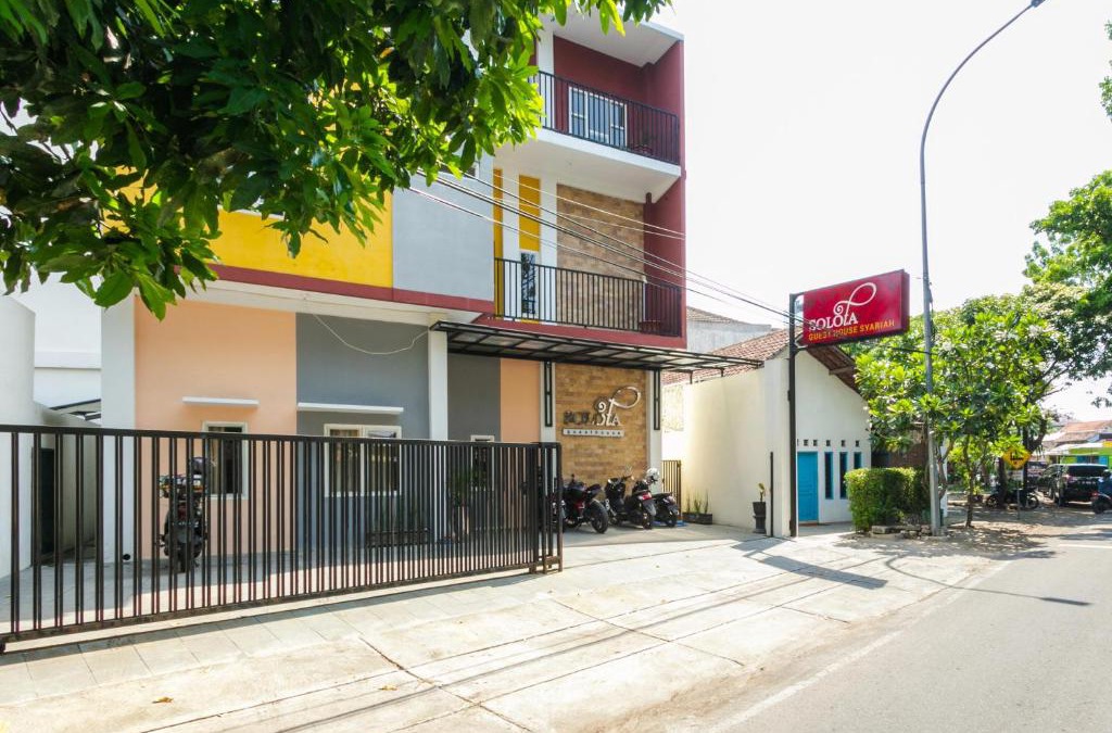 Laweyan House | RedDoorz Syariah near Purwosari Train Station