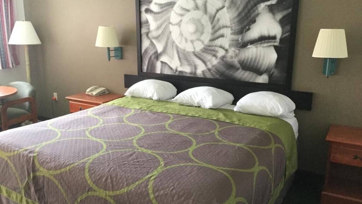 Fort Pierce Hotel | Redfinn Inn