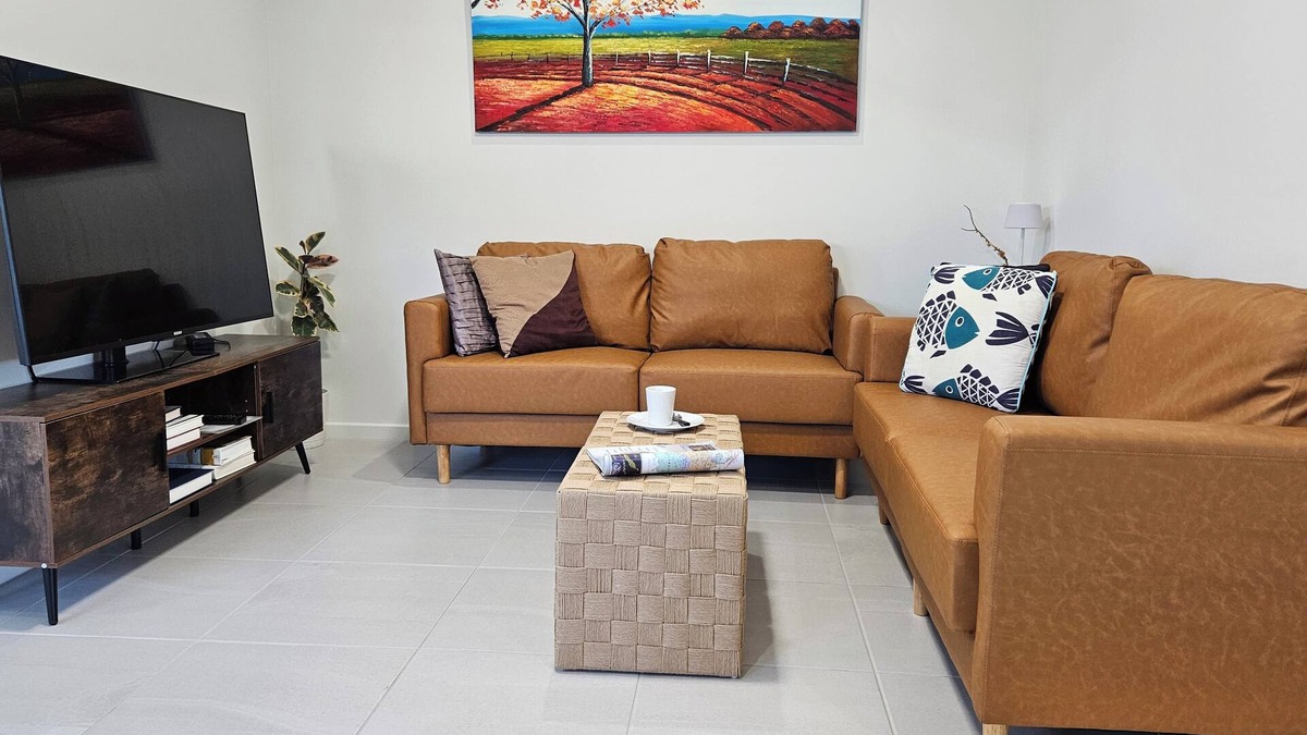 Sydney House | RedFlamesRetreat/Free WIFI & Parking/Family Friendly/Walk to Public Transport!