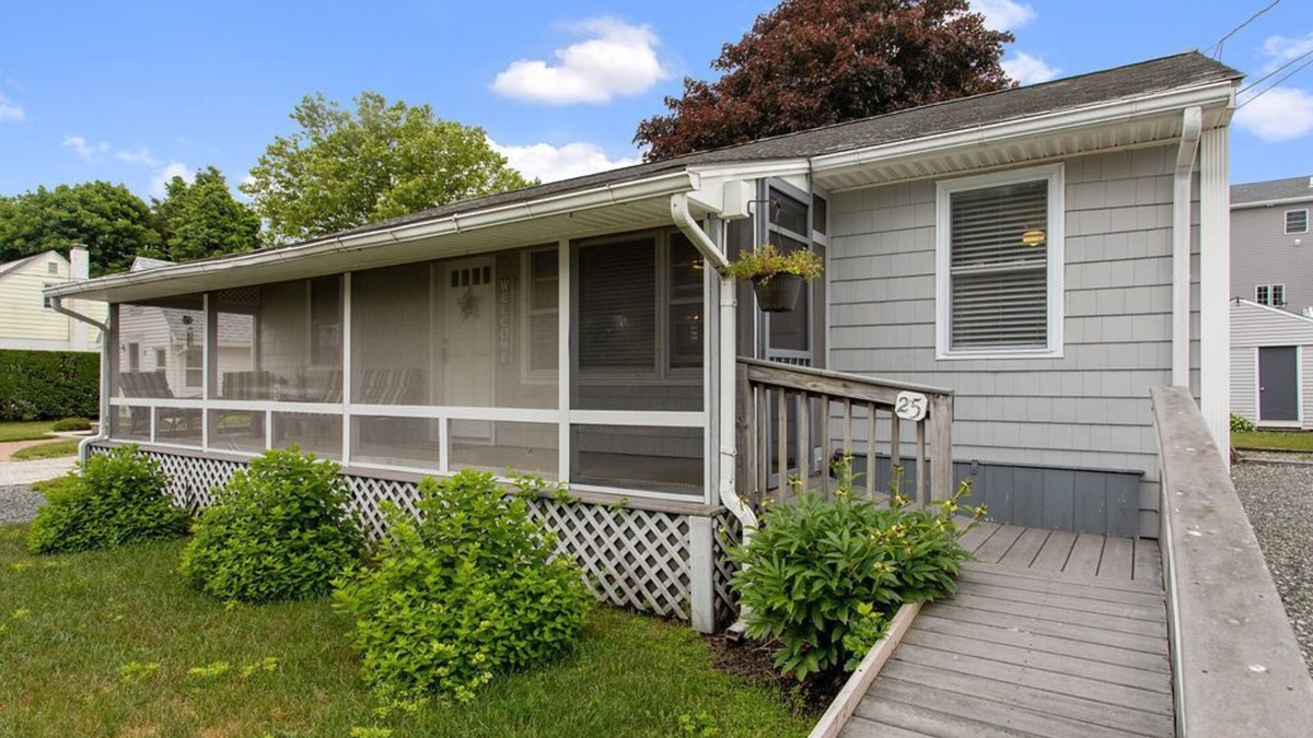 Bonnet Shores House | Reduced Price, Inviting outdoor spaces, A/C Walk to Kelly Beach