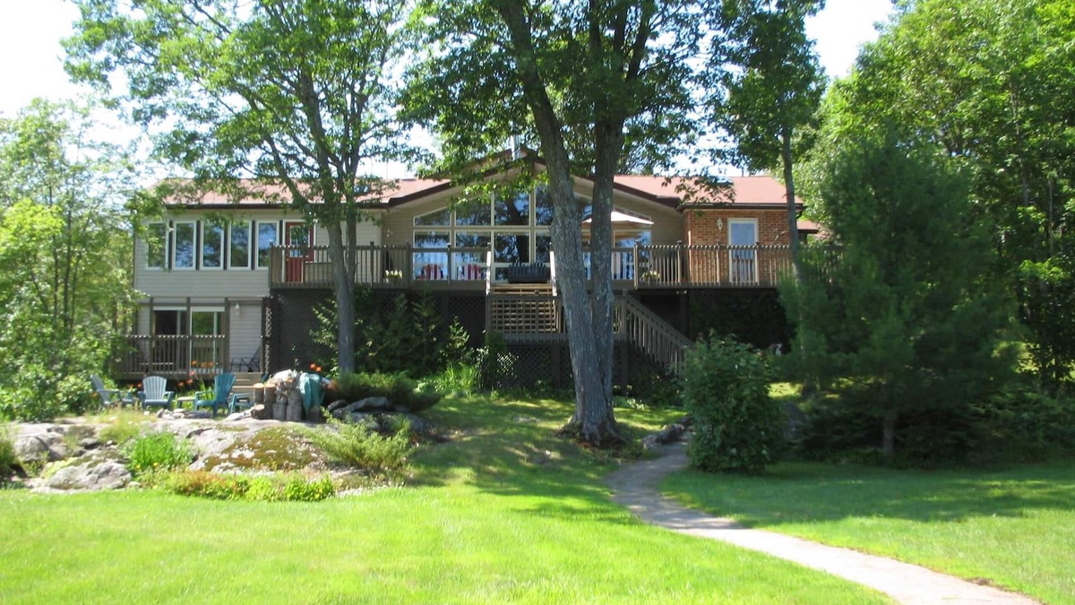 Gravenhurst Cottage | Reduced Price on Large Luxury Cottage on Lake
