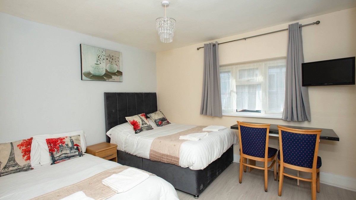 London Borough of Bromley Apartment | REDUCED RATE - Compact Studio 20 minutes to London via fast train