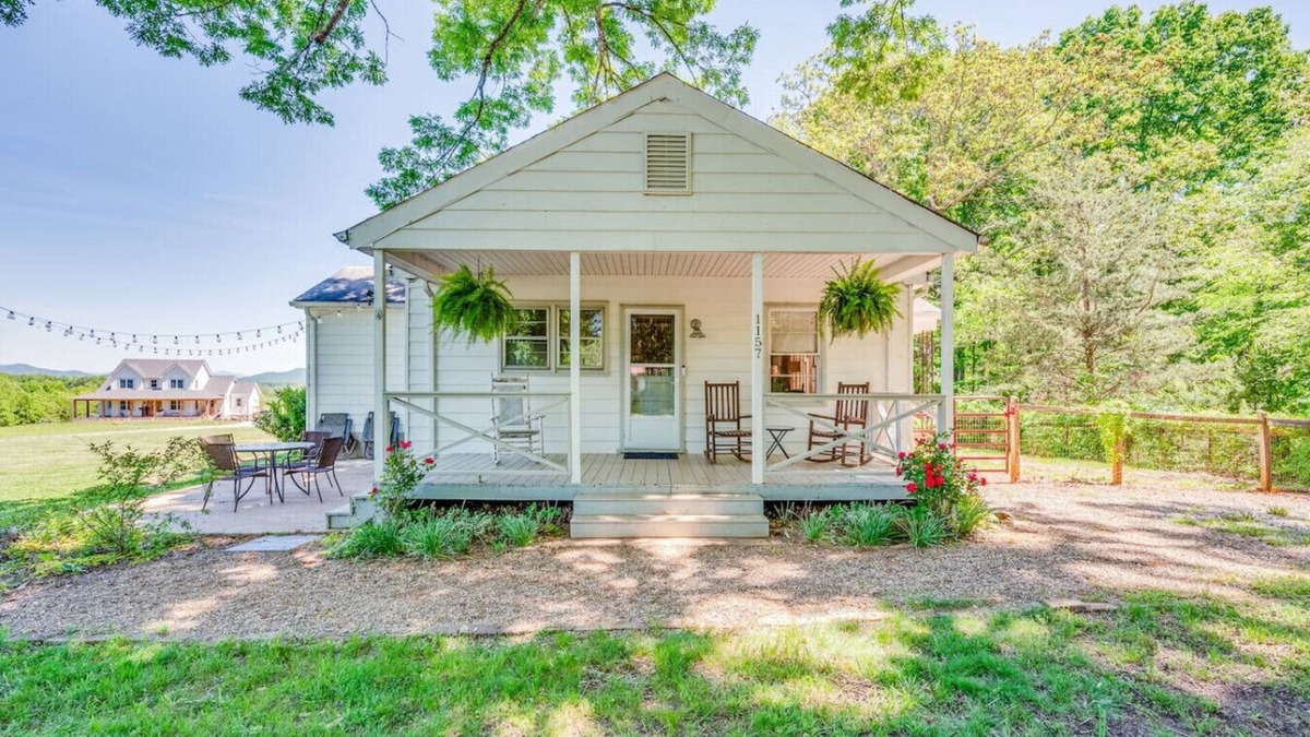 Bedford Apartment | Redwing Farm Cottage, Mountain Views and Firepit!