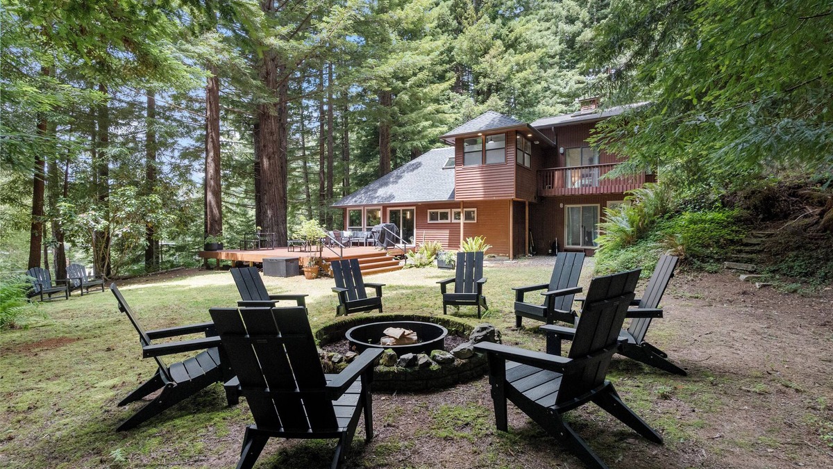 Crescent City House | Redwood 101: All New, Stout Grove, Spa-Like Bathrooms, Fire Pit, Fully Equipped