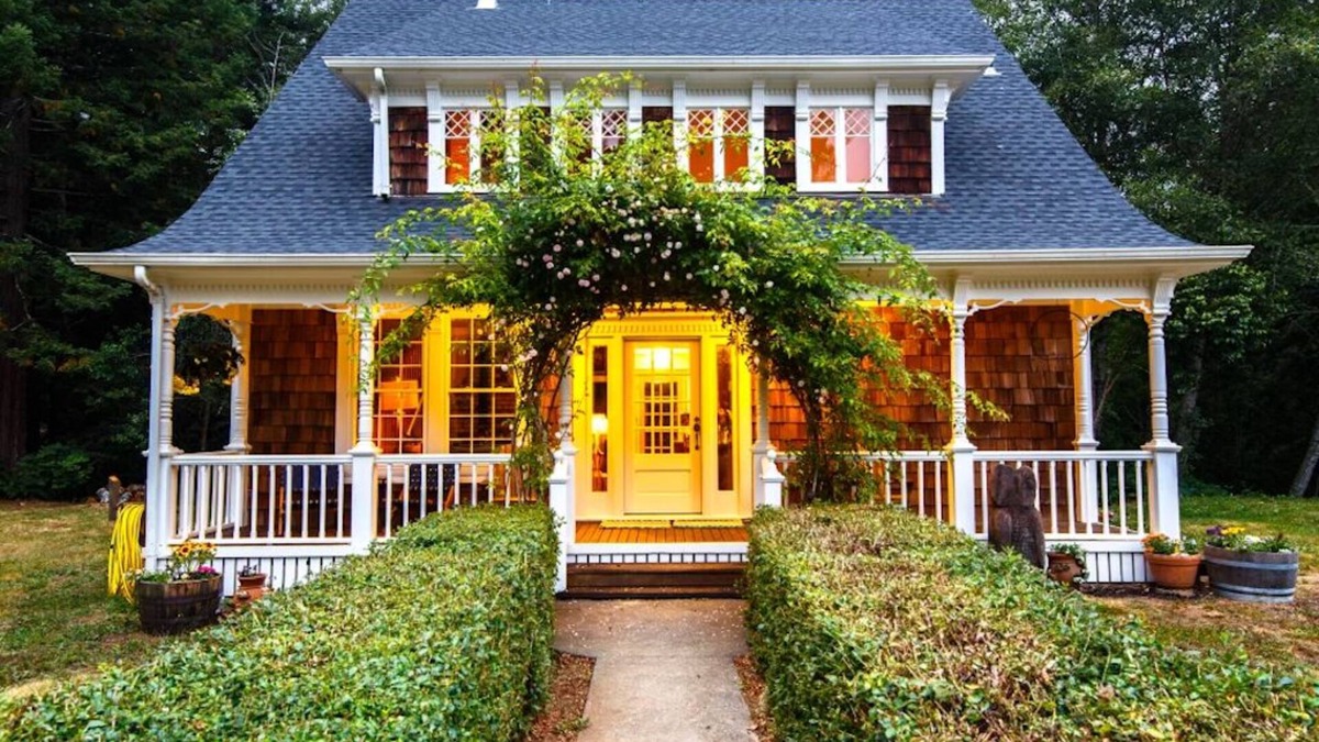 Trinidad House | Redwood Coastal Custom Farmhouse “Fleurhaven”