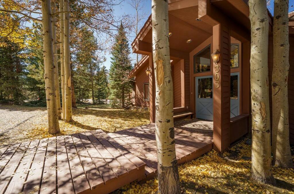 Weisshorn House | Redwood Lodge: Classic Mountain Getaway with Hot Tub in Downtown Breck!