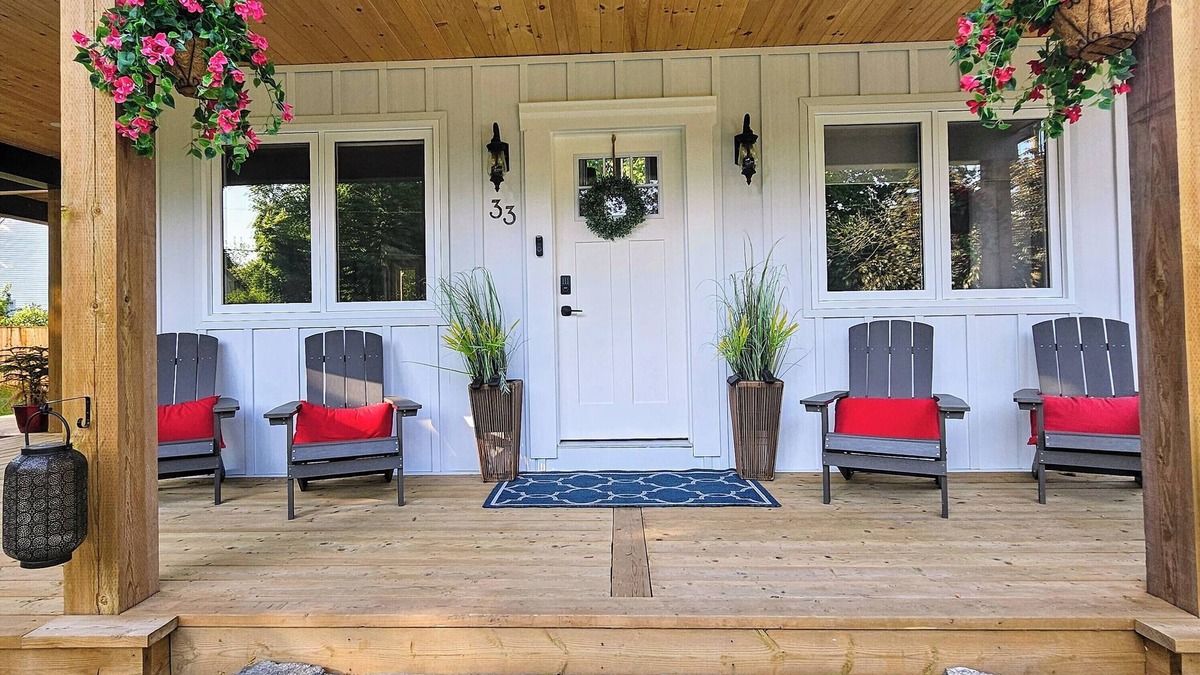 Historic Old Town Apartment | Redwood Suite (Broken Pine)
