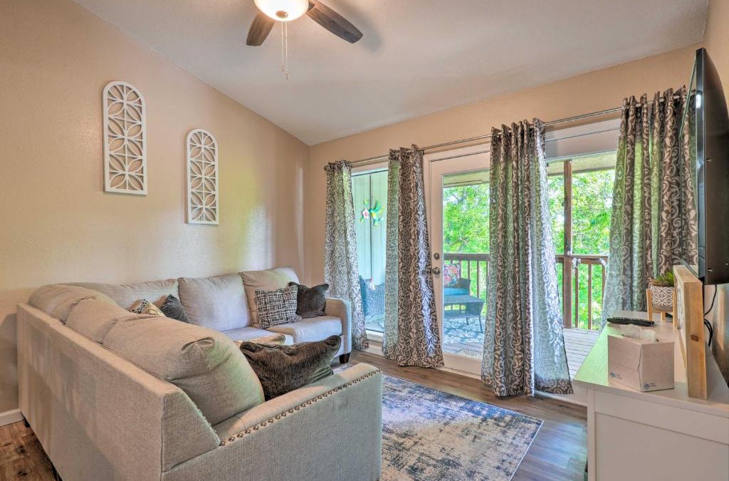 Notch Estates Apartment | Reeds Spring Condo Near Aquarium at the Boardwalk!