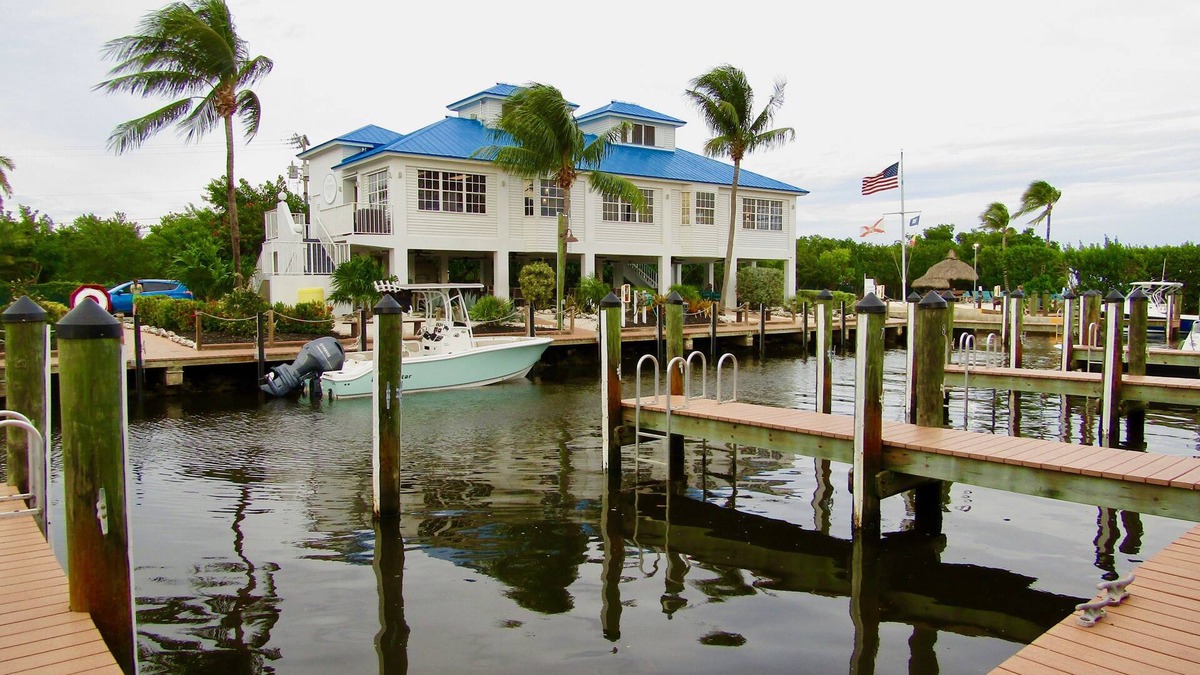 Blue Waters Condo | Reel Large END Unit in Ocean Pointe Suites - Newly Renovated!