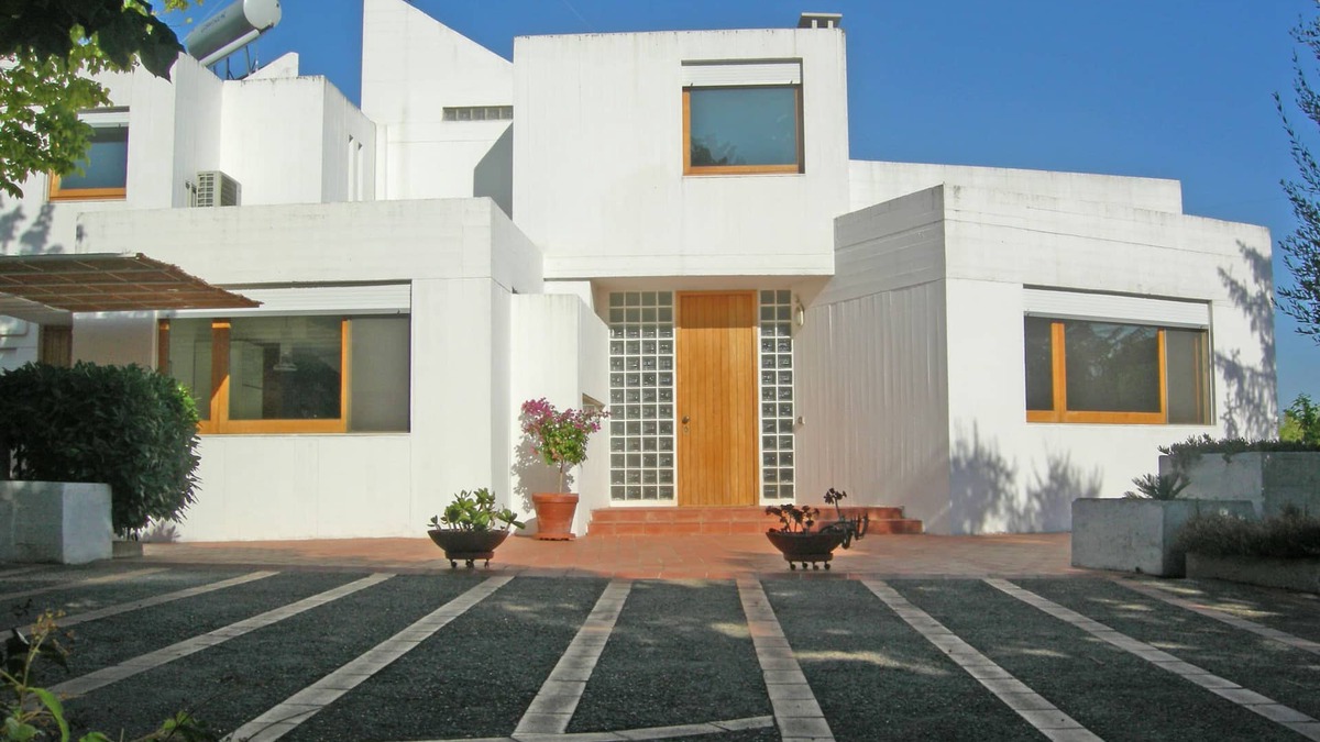 Triggianello Villa | Refined modern architectural design villa in typical Apulian landscape.
